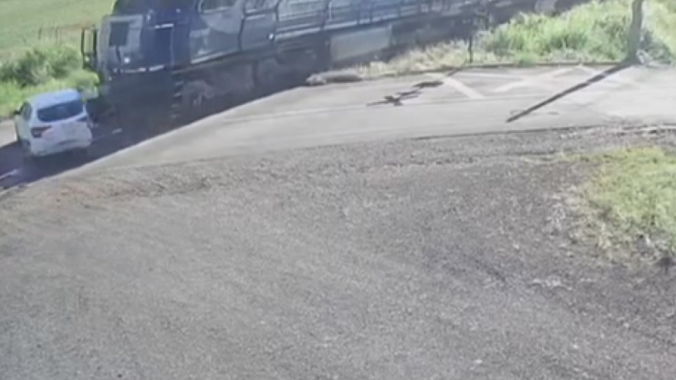 Motorista sai ileso após carro ser atingido por trem no Paraná — Foto: Reprodução