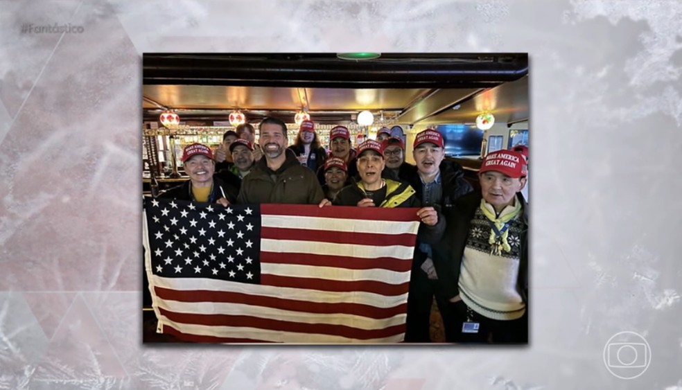 Supostos apoiadores usavam bonés da campanha de Trump com frases como “Faça a América boa de novo” — Foto: Fantástico