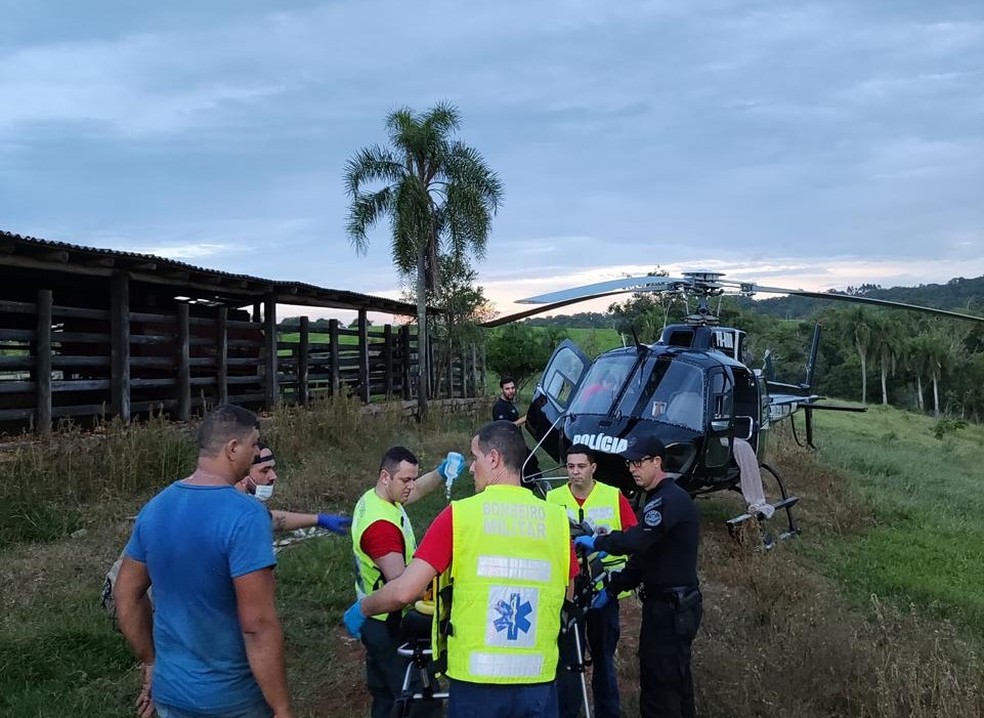 Homem foi arremessado por vaca enquanto realizava trabalhos pecuários em Araranguá — Foto: Saer/Sarasul/Divulgação