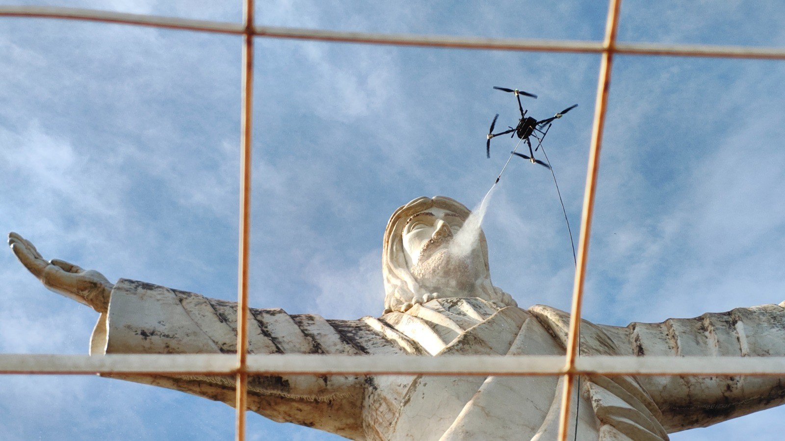 Sertãozinho, SP, realiza limpeza inédita em estátua do Cristo com drones