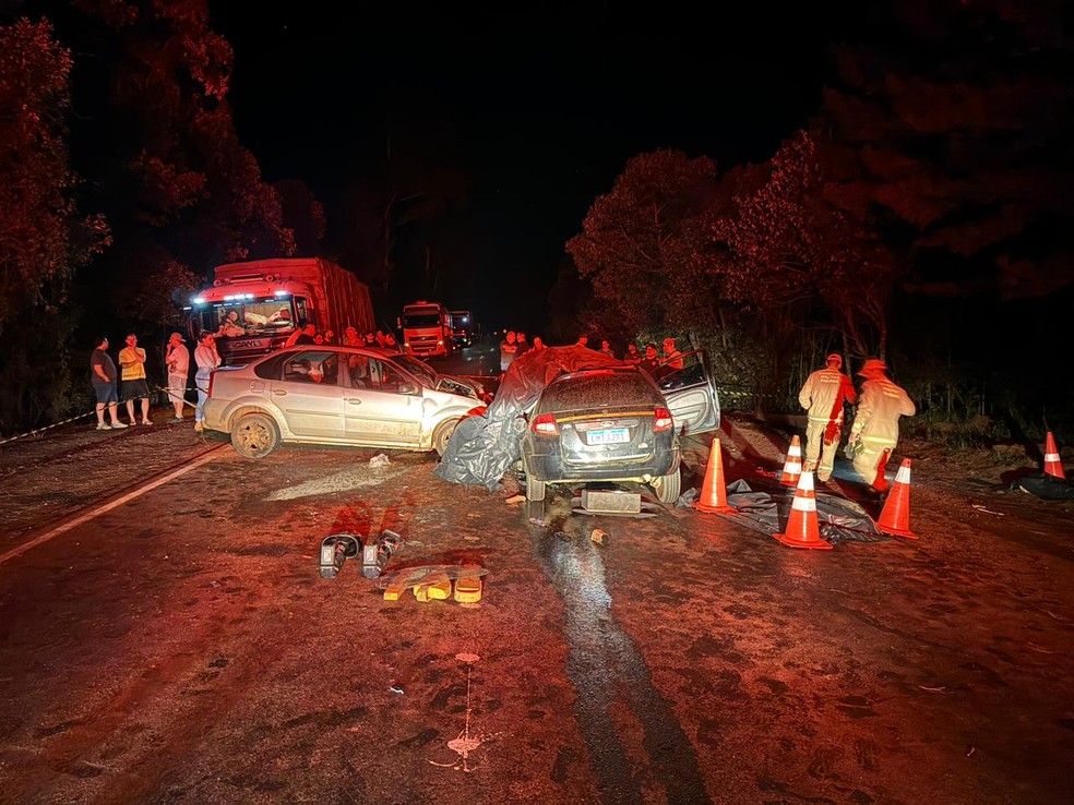 Quatro pessoas morrem em acidente entre dois carros nas PR-466, em Pitanga — Foto: PRE