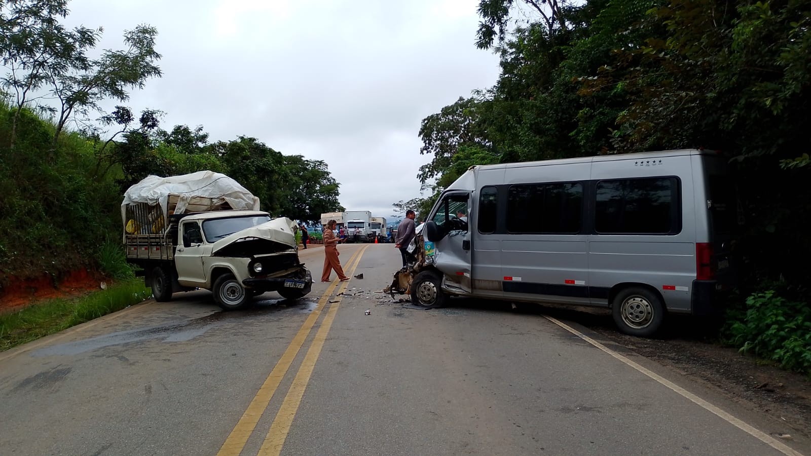 Motorista com CNH vencida há 15 anos provoca acidente com van e 16 ficam feridos em MG