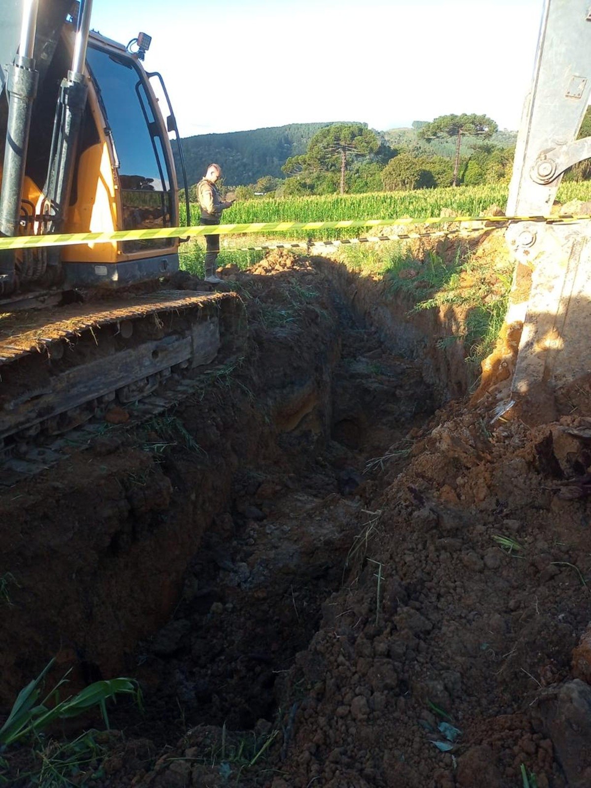 Trabalhador morre soterrado por dois metros de argila após barranco desabar em obra de SC