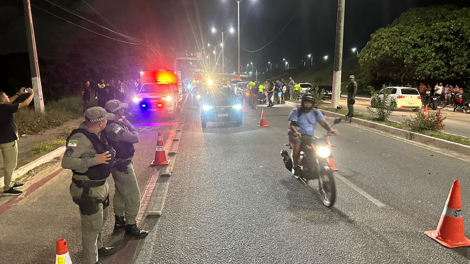 Empresário morre após bater moto em carro e poste na cabeceira da ponte Newton Navarro