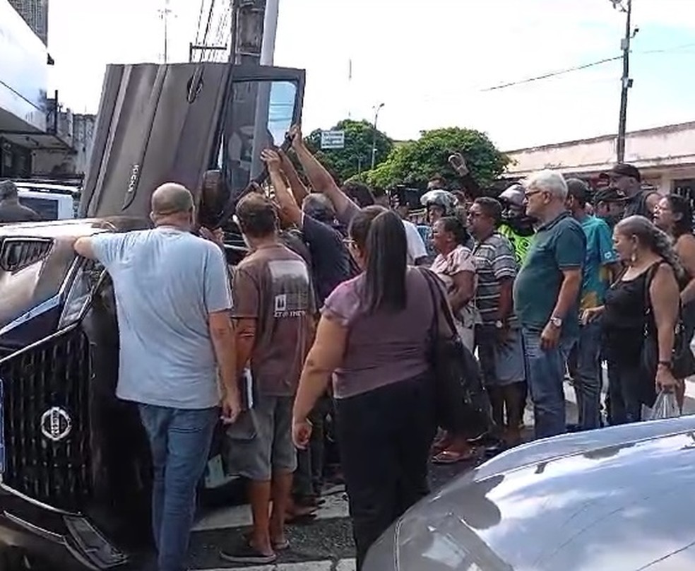 Pessoas que passavam pelo Mercado Central ajudaram aposentado a deixar o veículo — Foto: TV Cabo Branco/Reprodução