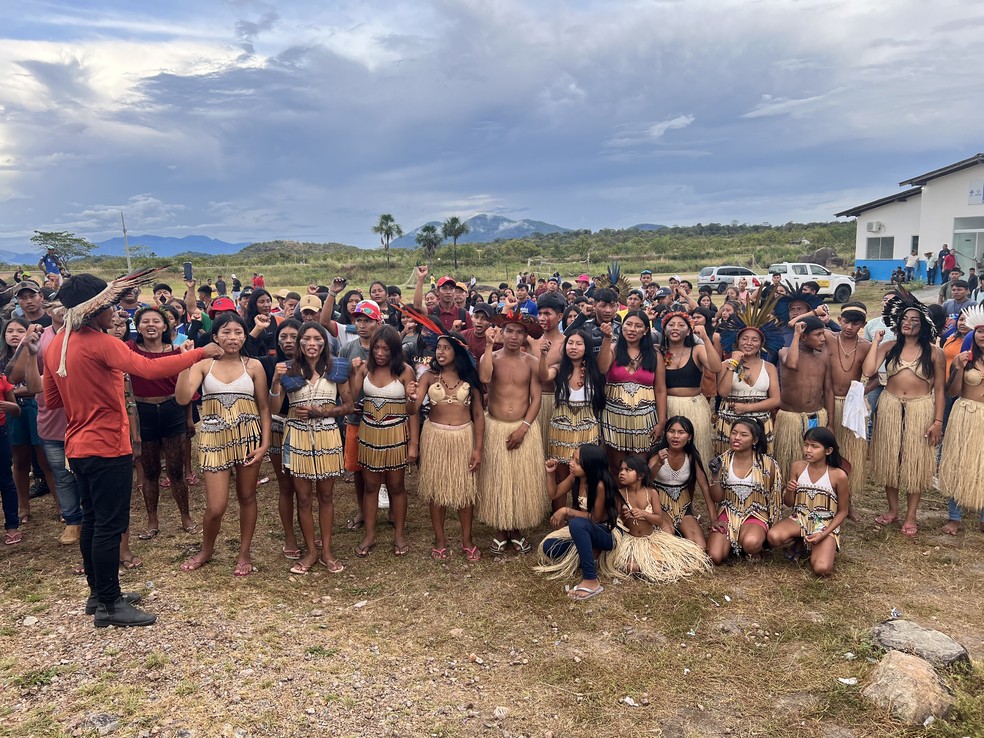 Manifestantes indígenas reunidos contra o Marco Temporal na terra indígena São Marcos, em Pacaraima, Norte de Roraima — Foto: Caíque Rodrigues/g1 RR
