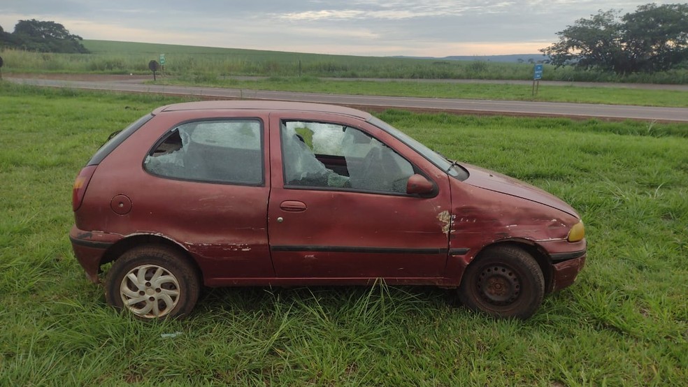 Carro usado em atropelamento foi abandonado às margens de rodovia em Ituverava — Foto: Arquivo pessoal