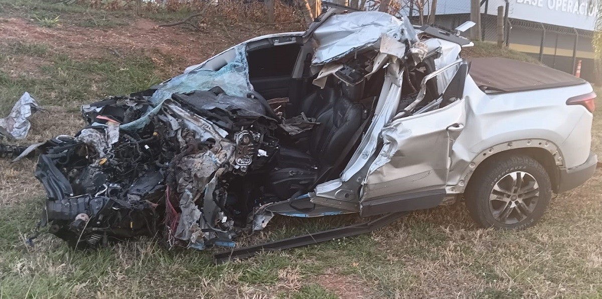 Motorista morre e outro fica ferido em acidente com caminhonete, carreta e caminhão em rodovia de Pontalinda