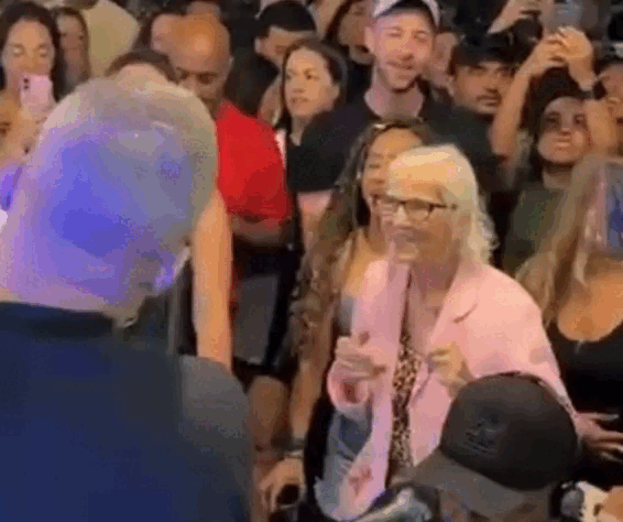 Idosa de 88 anos viraliza ao dançar em show de pagode em Florianópolis: 'Ninguém se mete na minha vida'