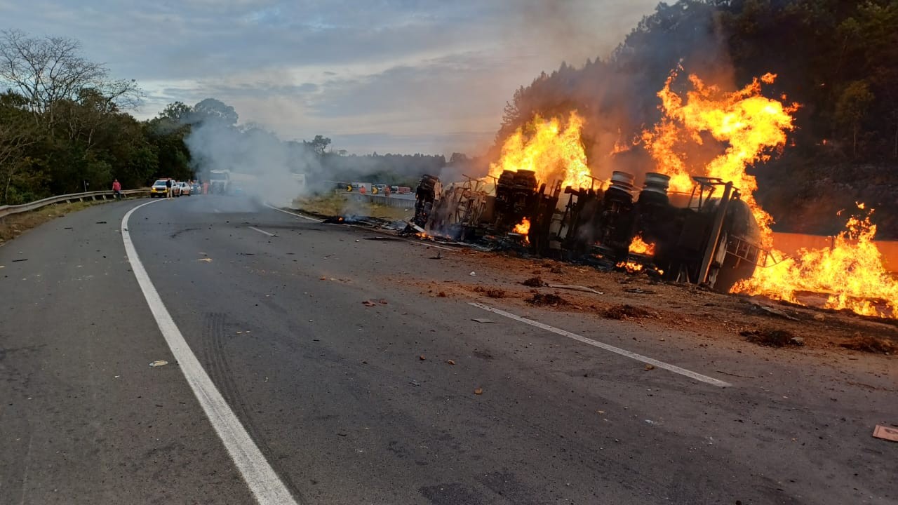 Caminhão pega fogo após acidente e interdita a BR-376 em Tibagi, no Paraná