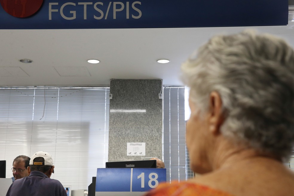 O benefício no valor de até um salário-mínimo é concedido anualmente para trabalhadores e servidores — Foto: José Cruz/Agência Brasil