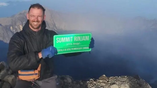 O irlandês que sobreviveu a queda de 200 metros em vulcão na Indonésia onde morreu Juliana Marins
