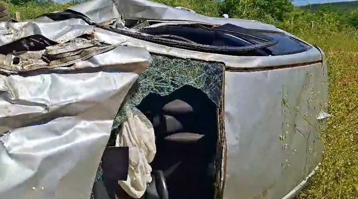 Carro capota em curva e deixa um morto e um ferido em rodovia, no Sertão da Paraíba