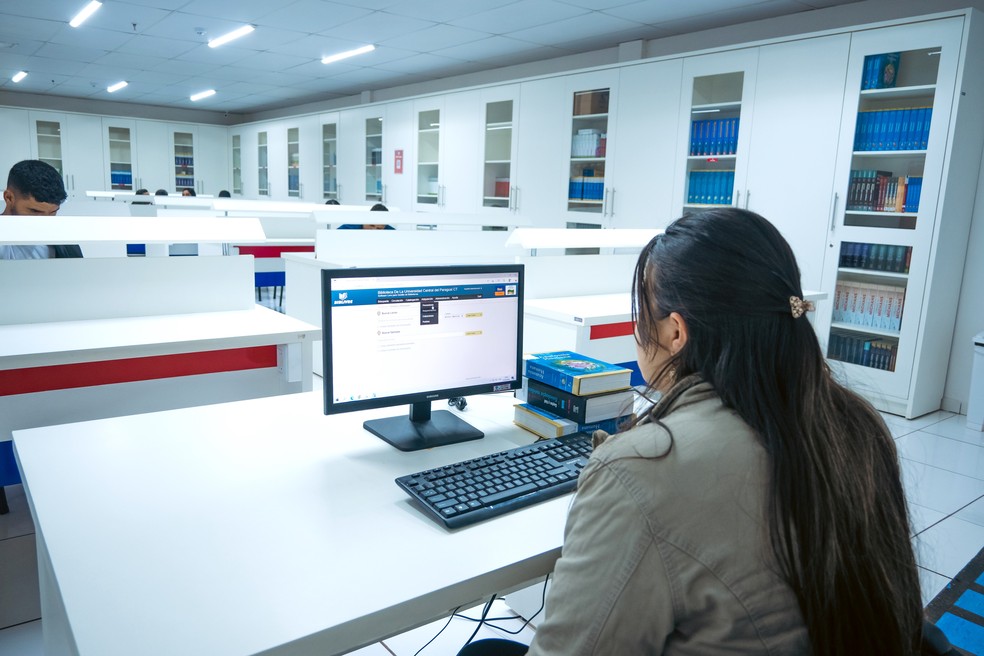 Acervo é composto por material didático físico e virtual — Foto: UCP
