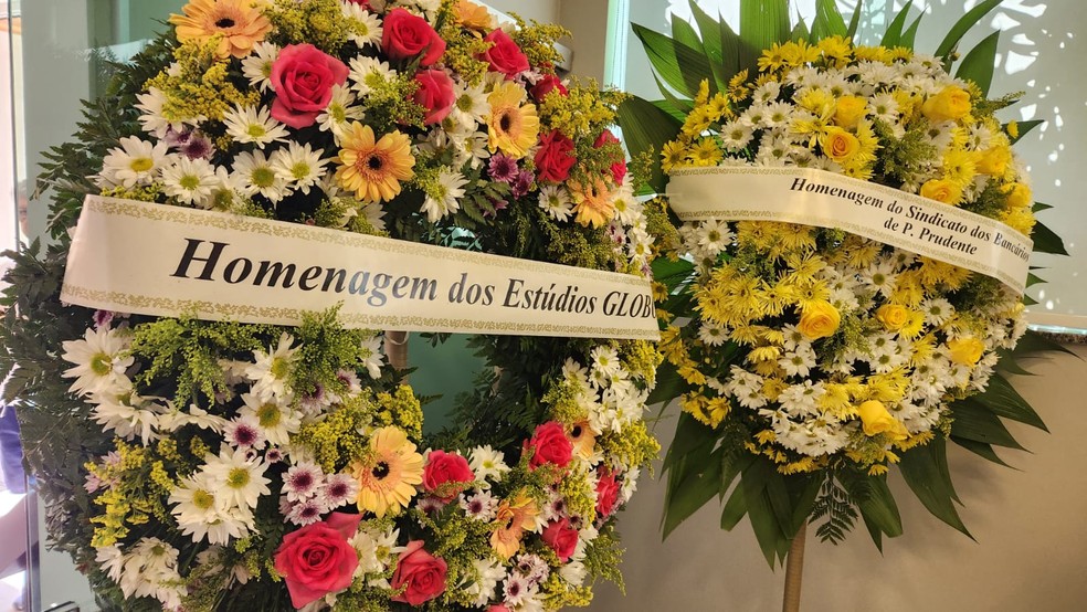Coroas de flores com homenagens para o ator — Foto: Leonardo Bosisio/g1