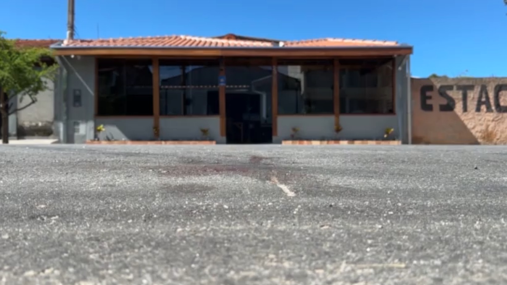 Homem morre e policial penal fica ferido após troca de tiros em pizzaria de Pindamonhangaba, SP