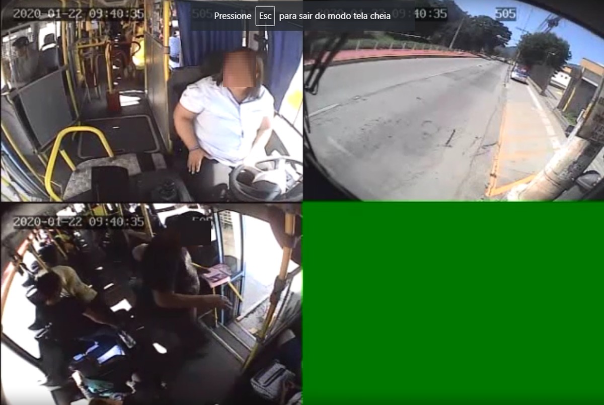 Motorista para ônibus em frente à DP após passageira reclamar de ato ...
