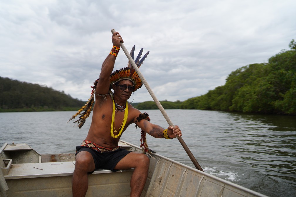 Cacique Kara'í Perú percorrendo de barco o Rio Piraqueaçu, em Aracruz — Foto: Ricardo Medeiros/Rede Gazeta