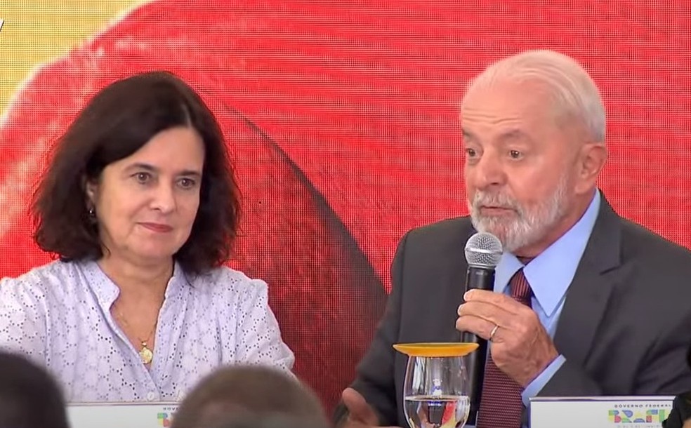 Lula se emociona ao defender a ministra da Saúde, Nísia Trindade, durante discurso no Planalto — Foto: Reprodução/CanalGov