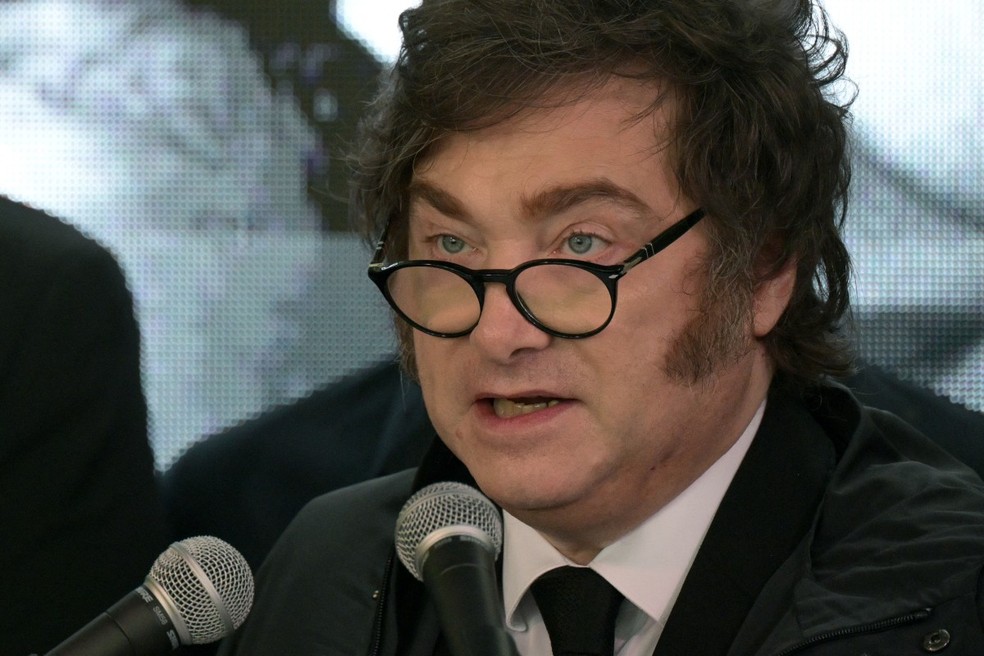 O presidente da Argentina, Javier Milei, discursa durante uma cerimônia que marca o 34º aniversário do atentado à embaixada de Israel em Buenos Aires, que matou 29 pessoas e feriu 200, na Praça da Embaixada de Israel, em Buenos Aires. — Foto: JUAN MABROMATA / AFP