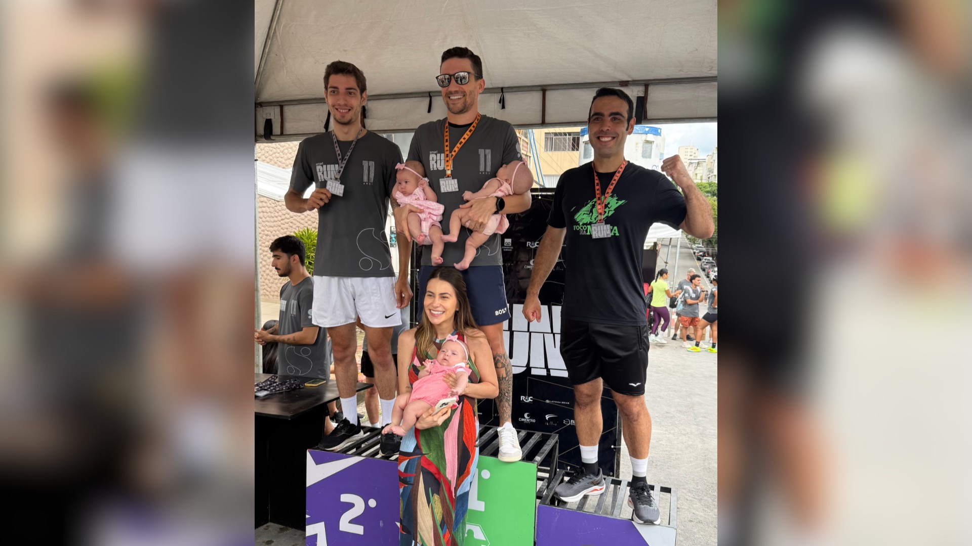 'O amor faz você descobrir forças': Triatleta de Divinópolis encontra na paternidade de trigêmeas sua maior prova