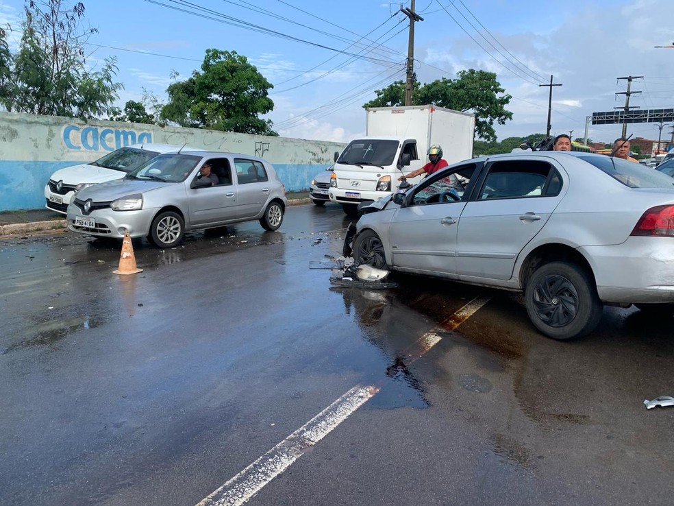 Trânsito ficou congestionado na Avenida dos Franceses após o acidente em São Luís — Foto: Nice Ribeiro/TV Mirante