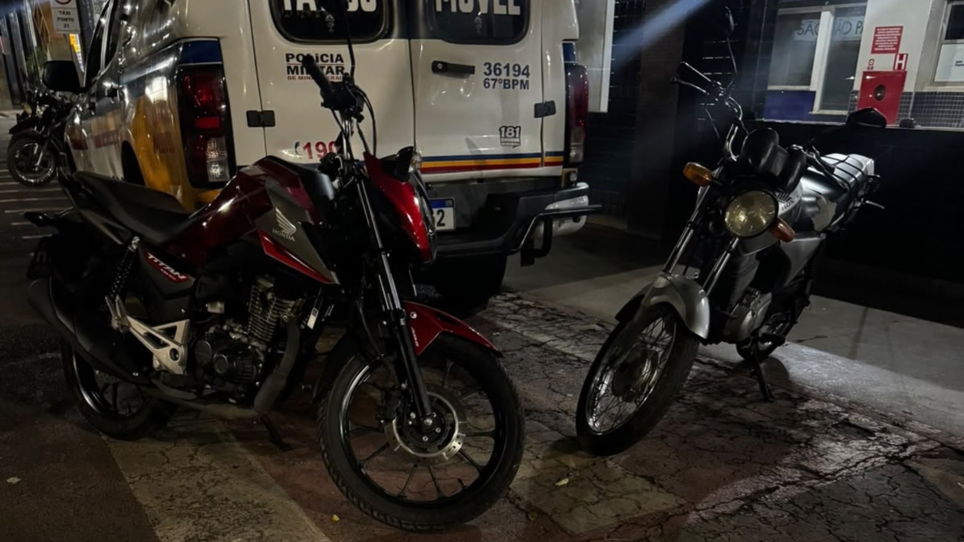 Homens chegam em casa para buscar moto furtada e 'dão de cara' com policiais em Uberaba