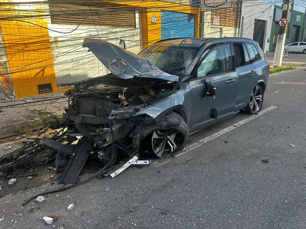 Carro derruba poste no bairro do Poço, em Maceió — Foto: Nick Marone/TV Gazeta