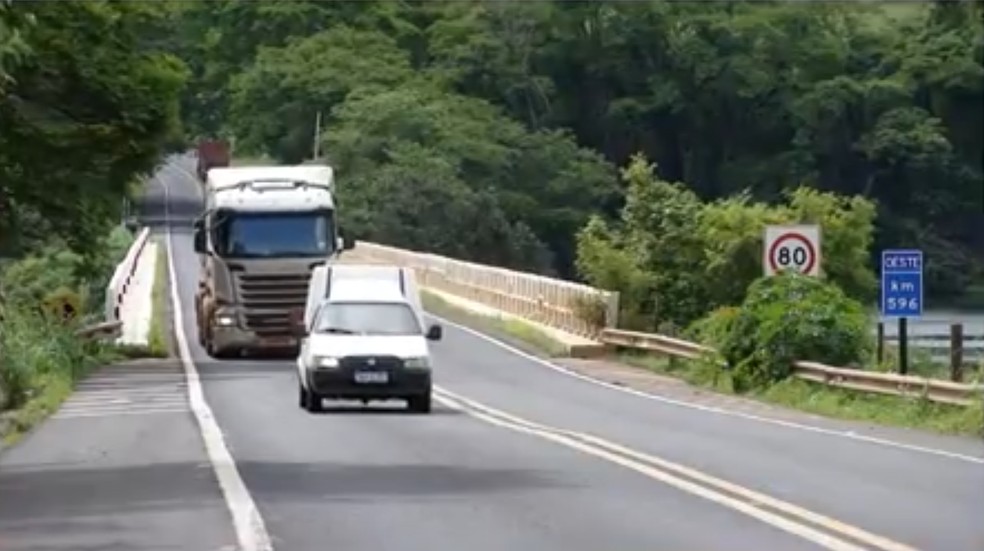 A ponte sobre rio Araguari, próximo à represa de Miranda, é um dos pontos da BR-365 que devem receber reforço para duplicação entre Uberlândia e Patrocínio — Foto: TV Integração/Reprodução