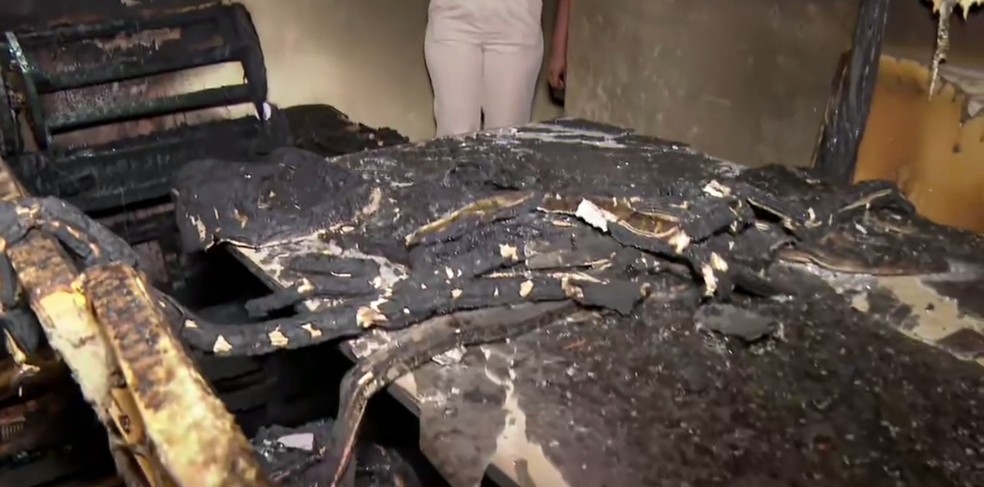 Com a ajuda dos vizinhos, a dona da casa conseguiu retirar botijão de gás, jogar água, cortar a fiação e esperar a chegada dos bombeiros. — Foto: TV Bahia