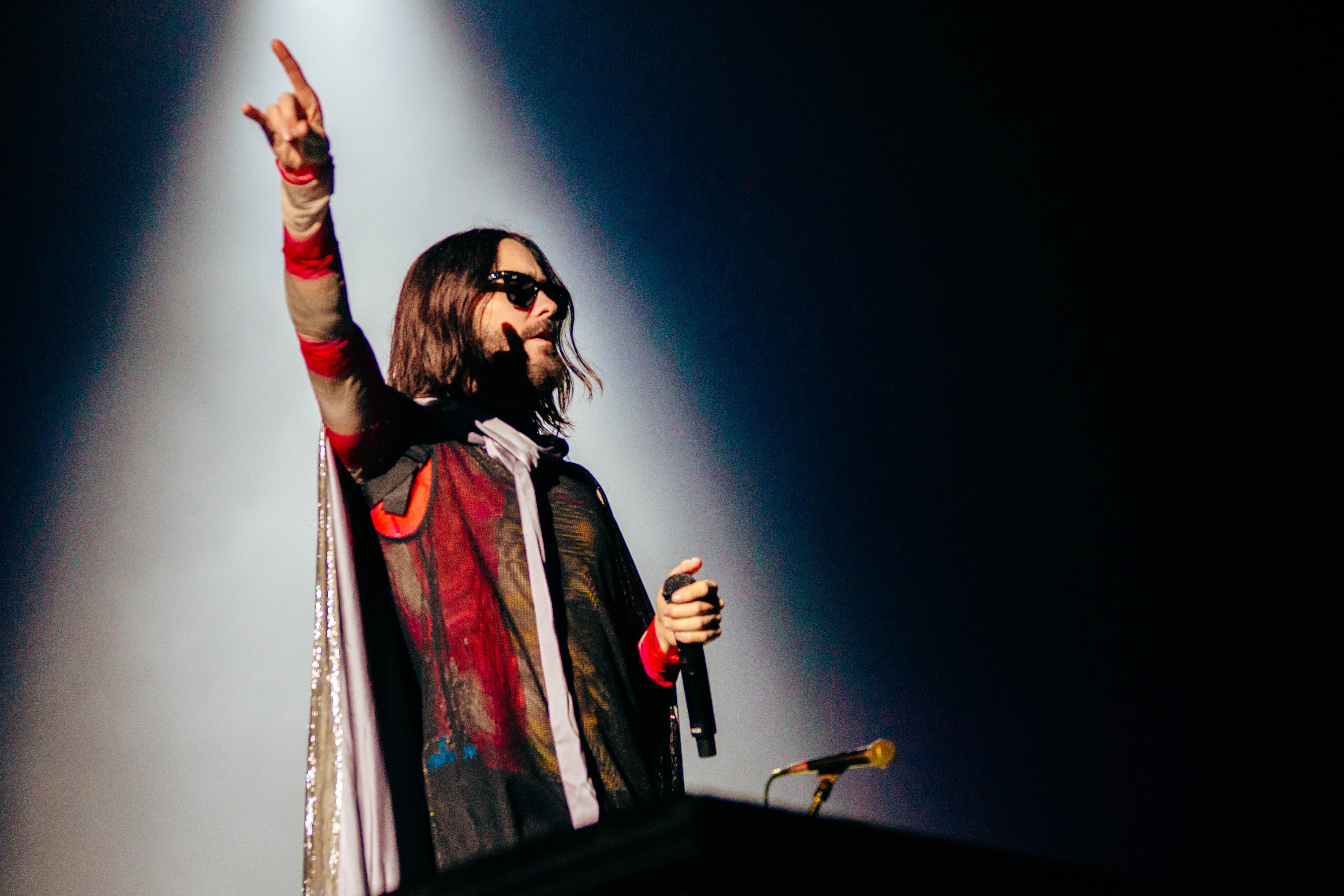 Thirty Seconds to Mars convida jogador Marcelo para show do Lolla que parece baile de formatura 