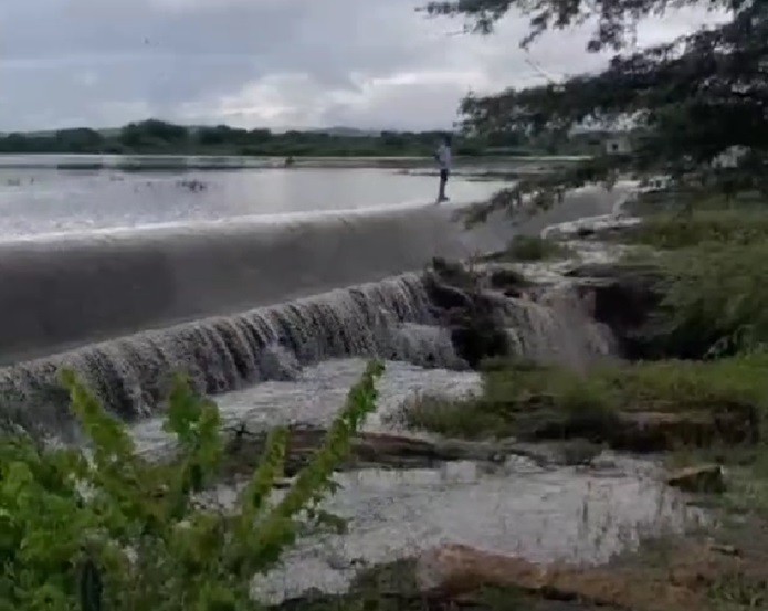 Açude Dourado volta a transbordar após quatro anos no Seridó potiguar; veja vídeo