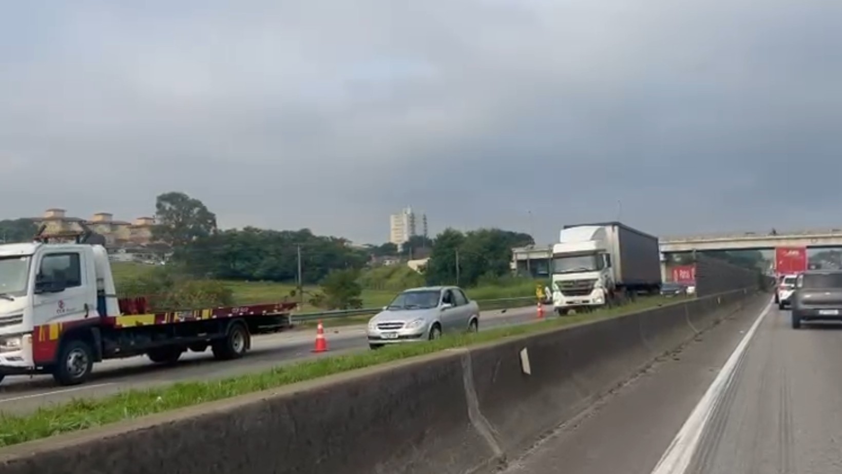 Duas pessoas morrem após queda de moto e atropelamento na Dutra, em São José dos Campos