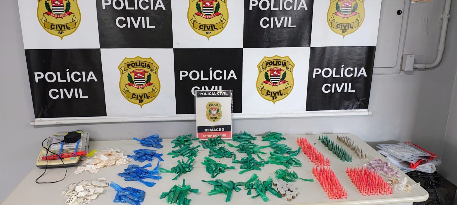 Polícia Civil apreende mais de 870 porções de drogas durante operação em Suzano