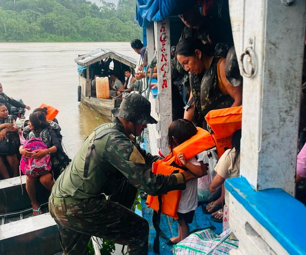 Mais de 50 indígenas são resgatados após embarcação que viajavam naufragar no Rio Javari, interior do AM. — Foto: Divulgação/CMA