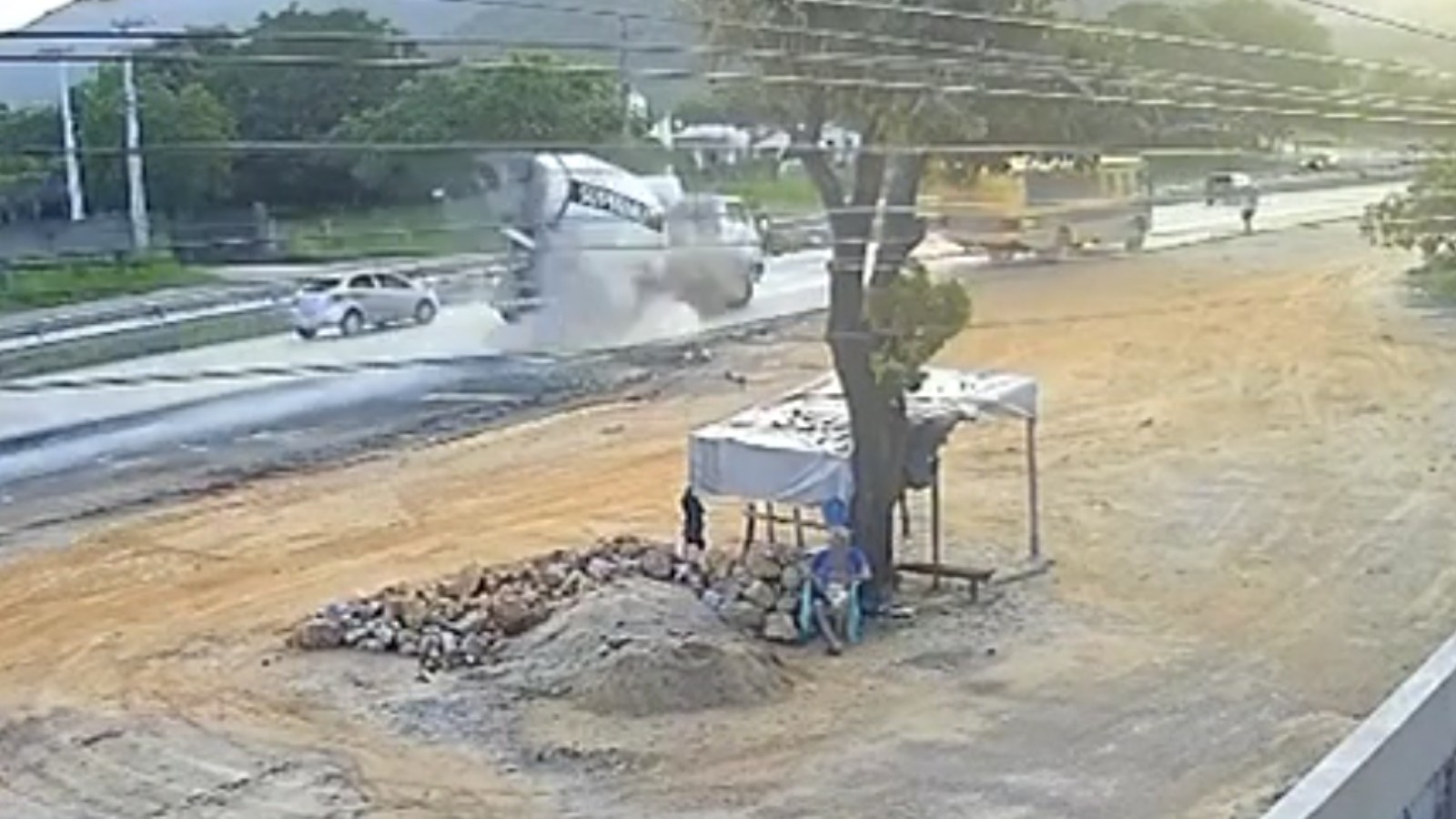 Acidente entre caminhão e ônibus escolar deixa quatro feridos em Caucaia; vídeo