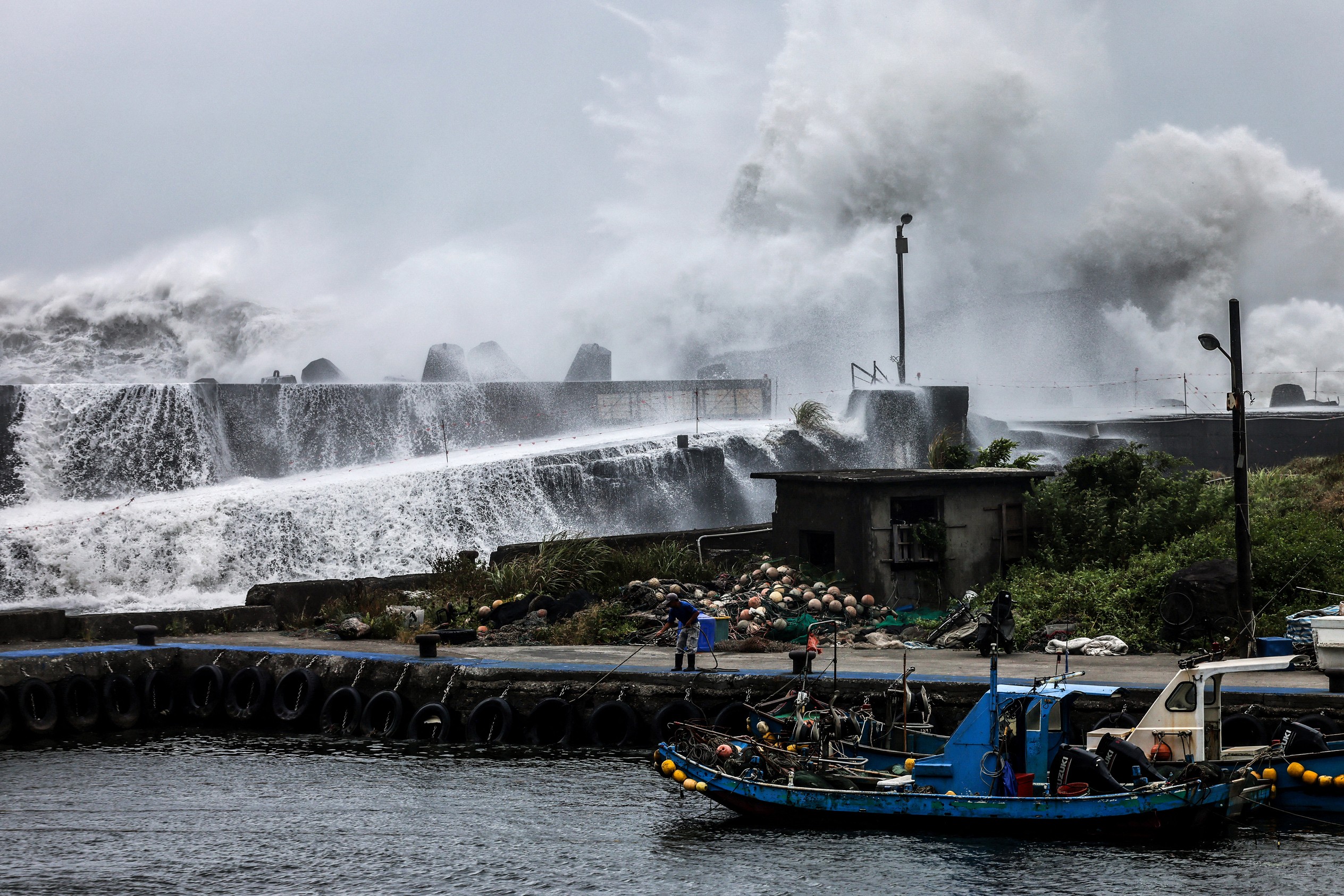 Tufão Bavi provoca 15 mortes nas Filipinas e deixa Taiwan em alerta