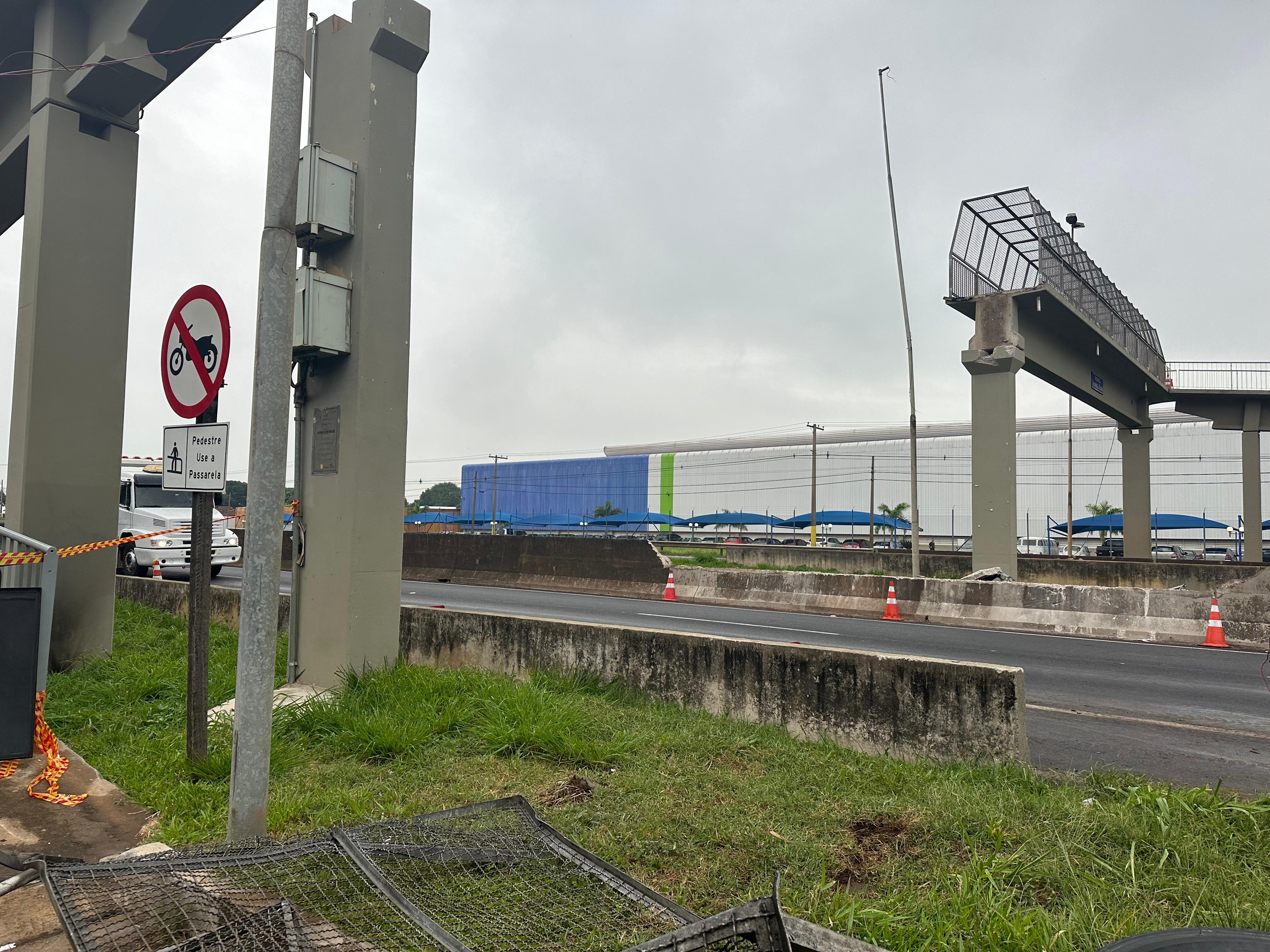 Anhanguera tem interdição  para obra em passarela que desabou ao ser atingida por caminhão