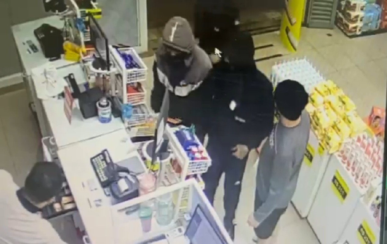 VÍDEO: criminosos roubam farmácia, agridem segurança e fogem no interior de SP