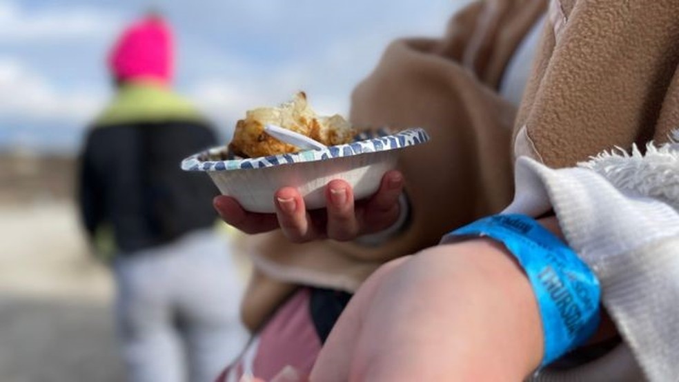 A Patrulha da Fronteira lhes dá pulseiras com o dia em que chegaram ao acampamento — Foto: LEIRE VENTAS