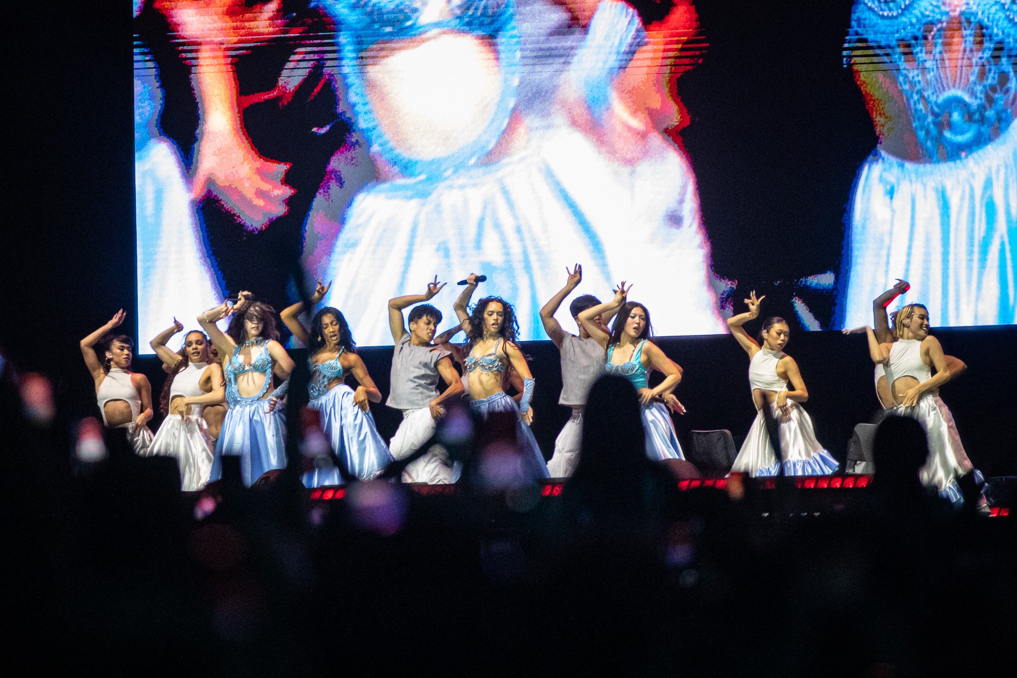 KATSEYE entrega show com coreografias impecáveis para bom público no Lolla, mas nada além