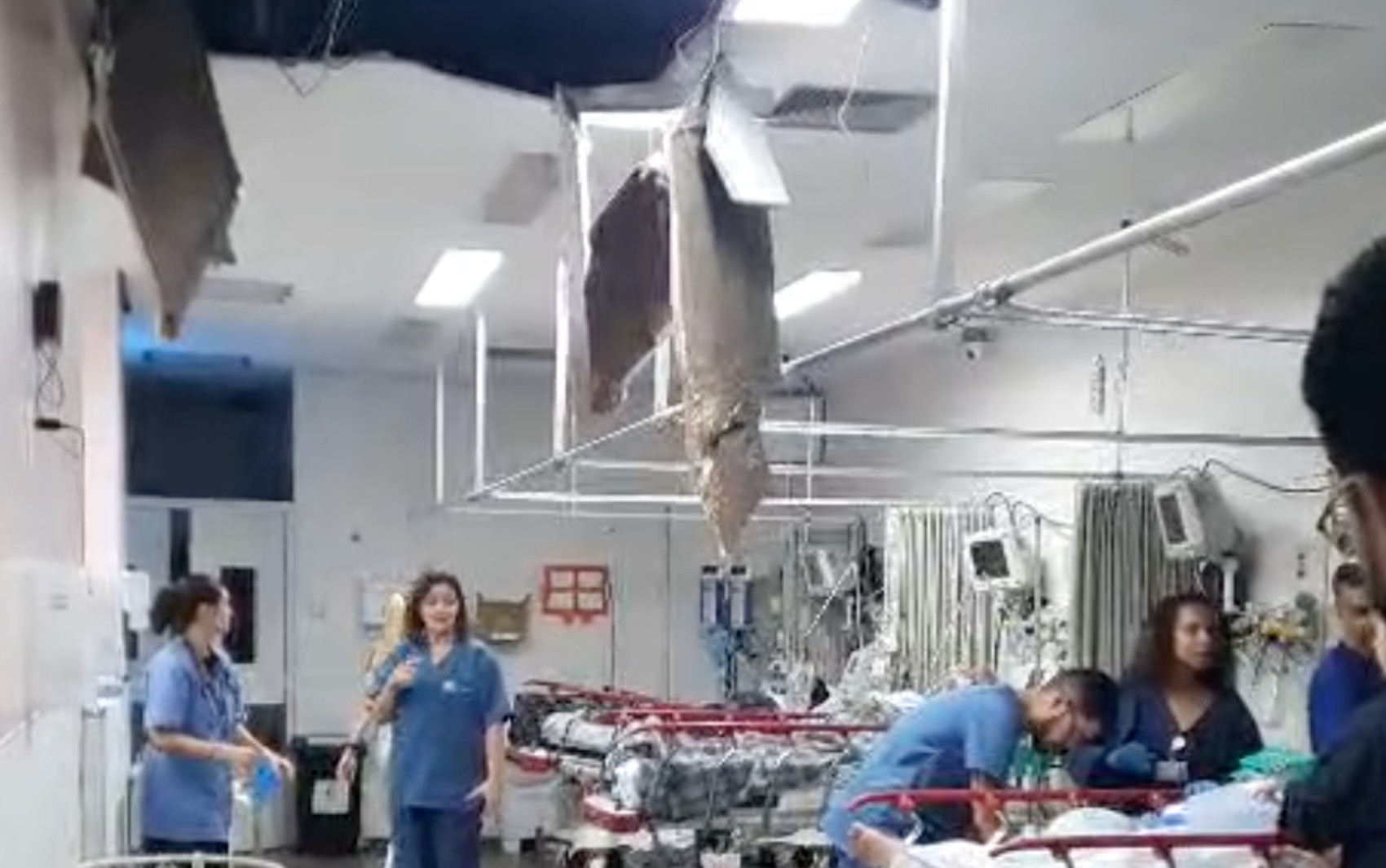 Vídeo mostra pacientes retirados de ala do HC-UE após forro ceder durante temporal em Ribeirão Preto, SP 