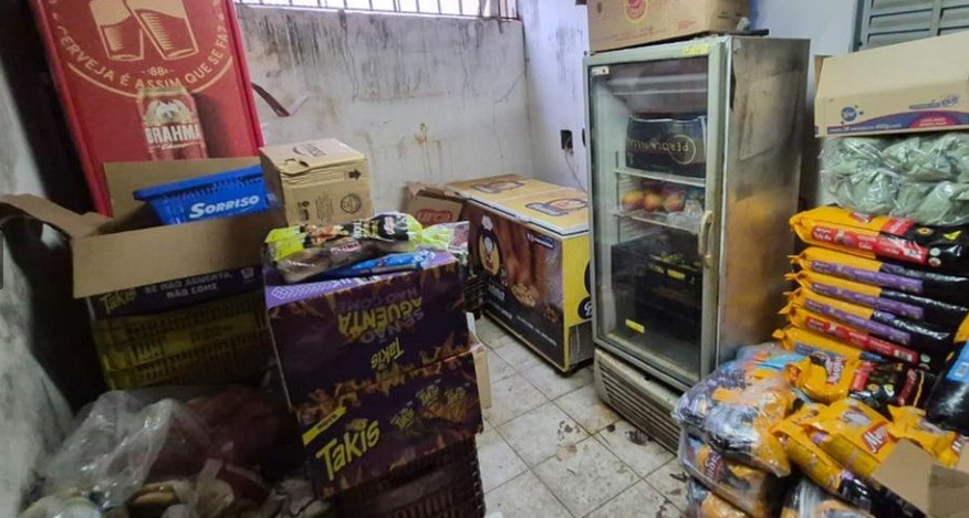 Denúncia leva a interdição de mercearia com 700 kg de produtos impróprios para consumo em Uberaba