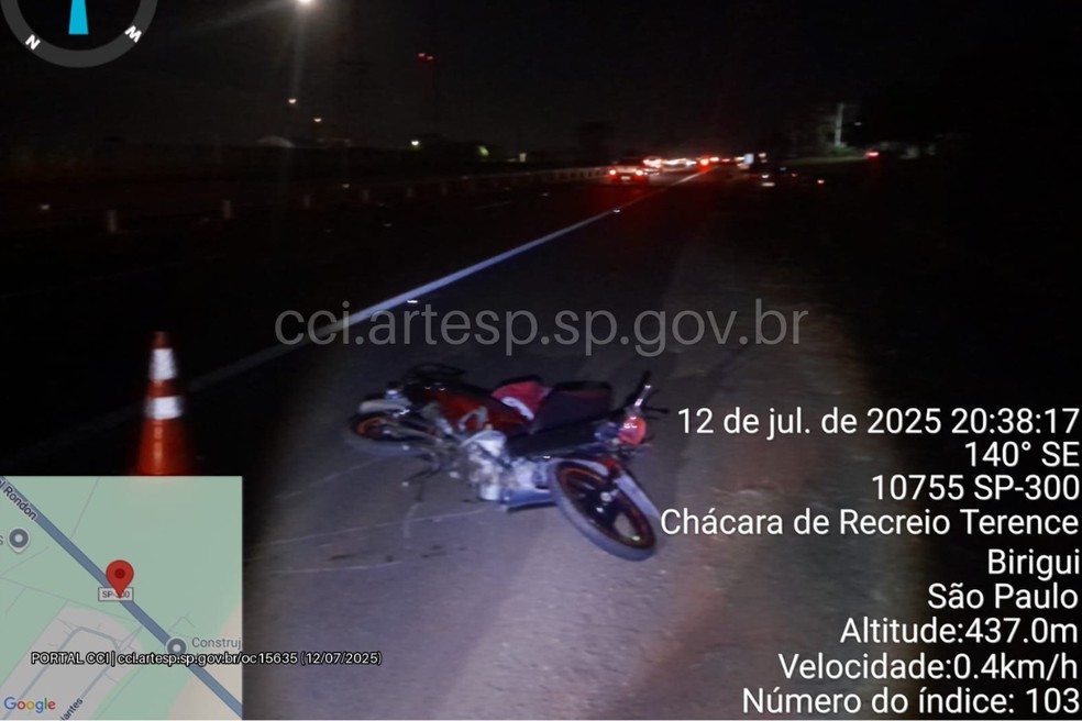 Outro acidente registrado minutos antes, quando um motociclista perdeu o controle do veículo — Foto: Reprodução/Artesp