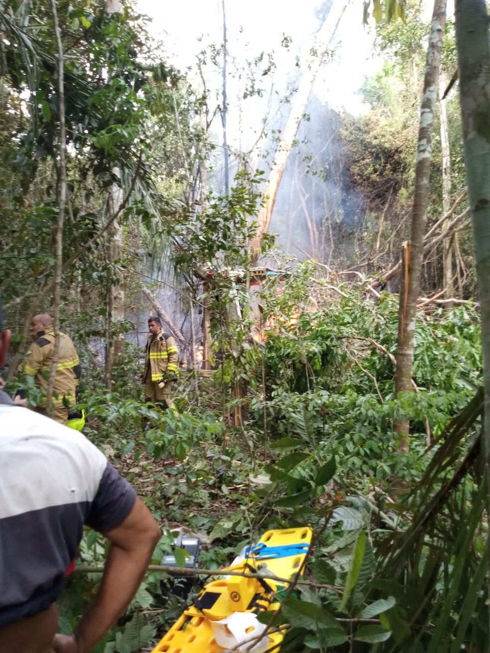 Avião com 12 pessoas cai e explode em Rio Branco, no Acre