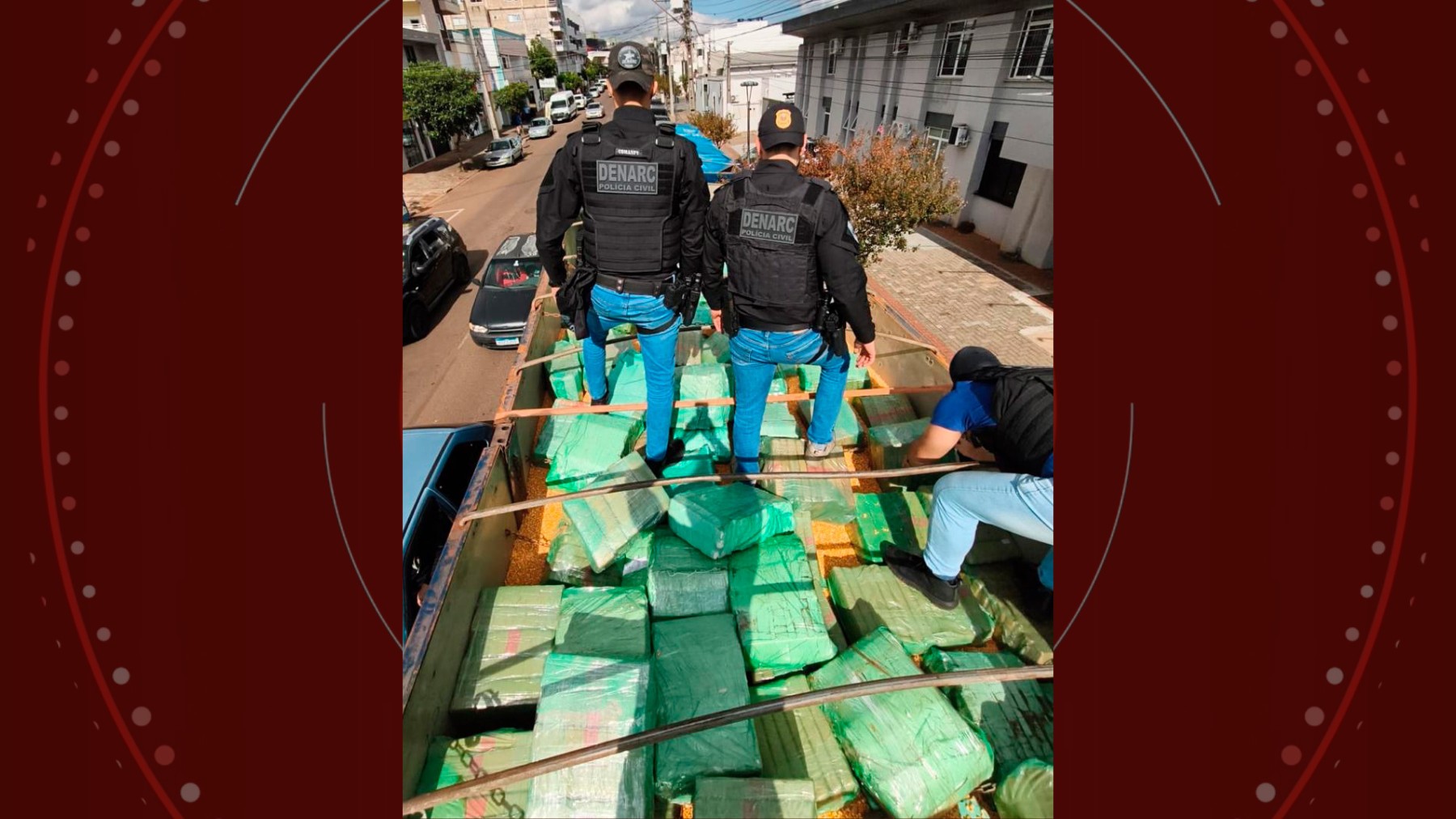 Casal tenta 'disfarçar' 2 toneladas de maconha com milho, mas farsa é descoberta no Paraná no final de viagem de 900 km