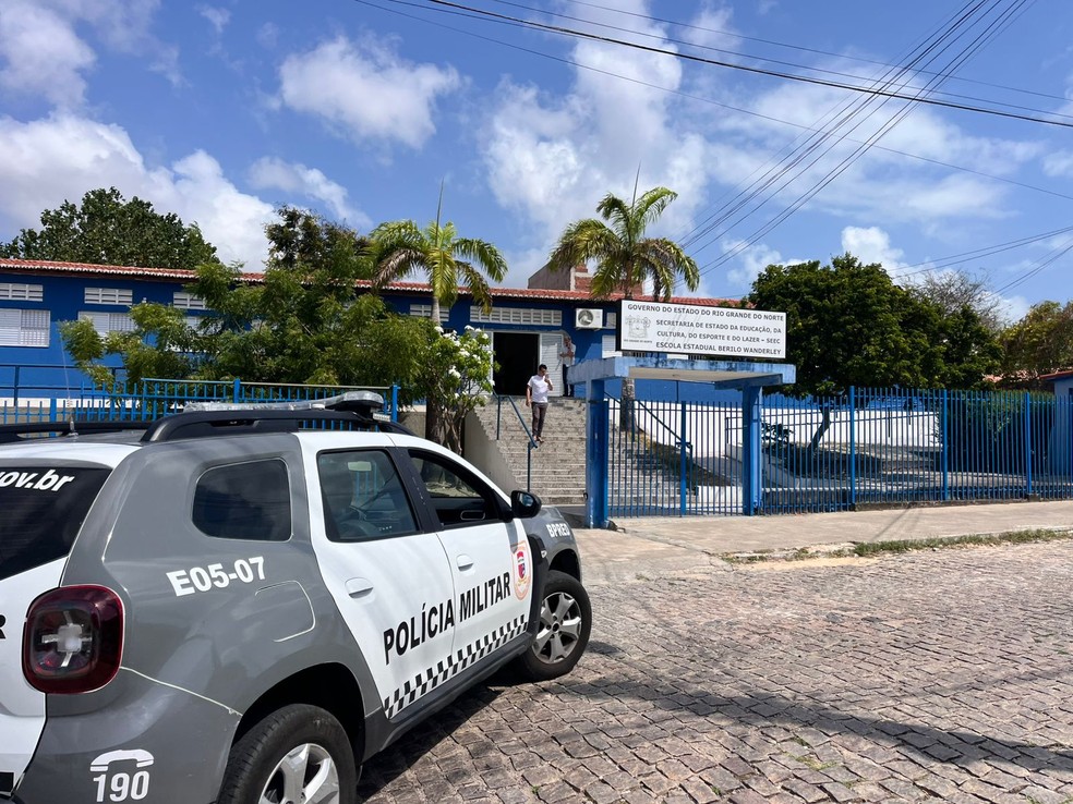 Viatura da Polícia Militar em frente à Escola Estadual Berilo Wanderley em Natal — Foto: Vinícius Marinho/Inter TV Cabugi