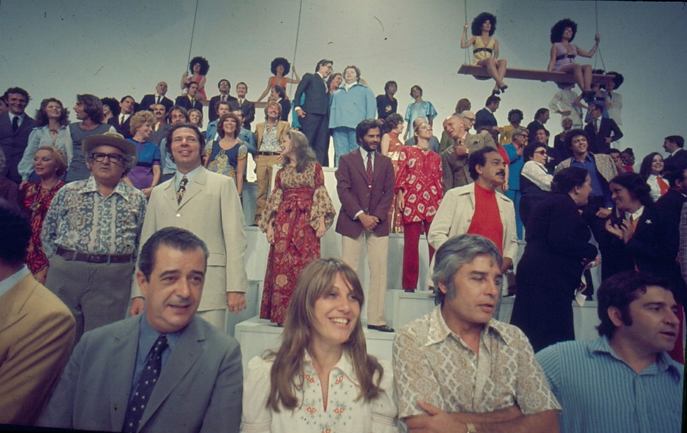 Ao lado de Chacrinha e de cercado por diversas outras estrelas da Globo na &eacute;poca, Silvio Santos participa da grava&ccedil;&atilde;o da 'Mensagem de fim de ano' da TV Globo em 1972 &mdash; Foto: TV Globo/Acervo