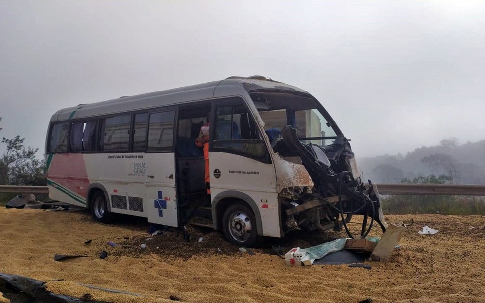 Passageira de micro-ônibus de prefeitura e motorista de caminhão morrem em acidente entre 4 veículos em MG  — Foto: Corpo de Bombeiros