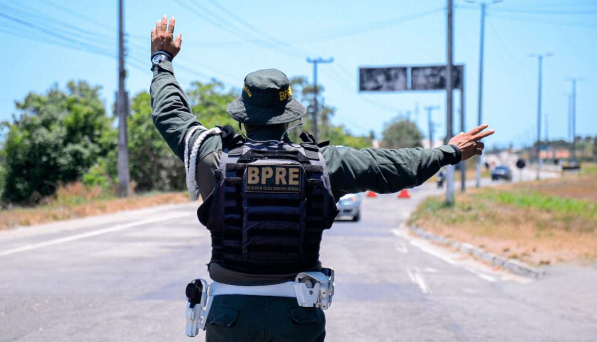 Homem é preso após tentar subornar PMs com R$ 20 mil e agredir policial civil, no Ceará